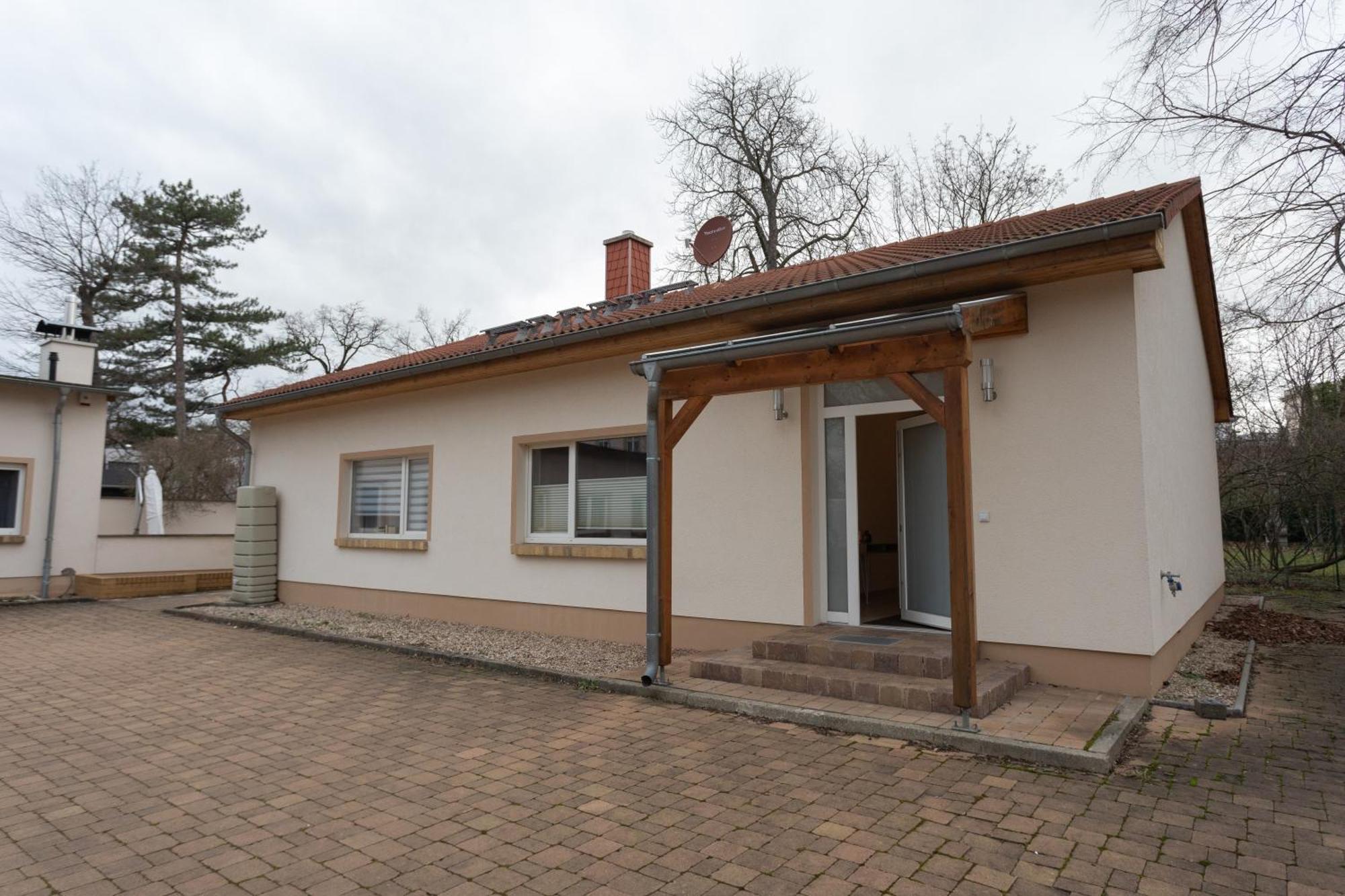 Stadthaus Mit 2 Schlafzimmern & Wohnzimmer Mit Kamin - Kostenloser Privat-Parkplatz Auf Dem Grundstueck Leipzig Bagian luar foto